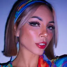 Pixie Dust सुनें, म्यूज़िक वीडियो देखें, बायो पढ़ें, दौरे की तारीखें और बहुत कुछ देखें!