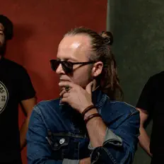 聆聽 Sandozz、觀看音樂影片、閱讀小傳、查看巡演日期等！