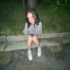 聆聽 e.willz、觀看音樂影片、閱讀小傳、查看巡演日期等！