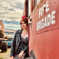 Escucha a Nadine Blom, mira videos musicales, lee su biografía, consulta las fechas de las gira y más.