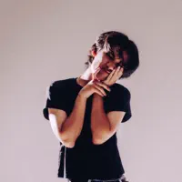 undefined dinle, müzik videolarını izle, biyografisini oku, tur tarihlerini ve daha fazlasını gör!