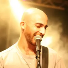 Ascolta Dean Lewis, guarda video musicali, leggi la biografia, vedi le date del tour & altro!