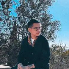 Hör dir Niigo an, schau dir Musikvideos an, lies die Biografie, finde Tourdaten und mehr!