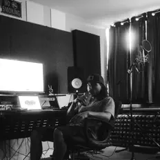 聆聽 Conman、觀看音樂影片、閱讀小傳、查看巡演日期等！