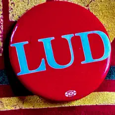 聆聽 Lud、觀看音樂影片、閱讀小傳、查看巡演日期等！
