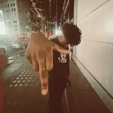 Khi सुनें, म्यूज़िक वीडियो देखें, बायो पढ़ें, दौरे की तारीखें और बहुत कुछ देखें!