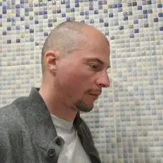 收听 iCoen、观看音乐视频、阅读小传、查看巡演日期等 ！