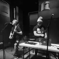 Seryn Àdeを聴いたり、ミュージックビデオを鑑賞したり、経歴やツアー日程などを確認したりしましょう！