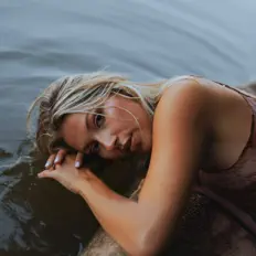 Claudia Hoyser dinle, müzik videolarını izle, biyografisini oku, tur tarihlerini ve daha fazlasını gör!