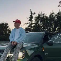 聆聽 Just Adam、觀看音樂影片、閱讀小傳、查看巡演日期等！