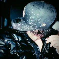 4B4fを聴いたり、ミュージックビデオを鑑賞したり、経歴やツアー日程などを確認したりしましょう！