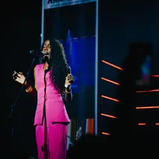 聆聽 Ellie Scotte、觀看音樂影片、閱讀小傳、查看巡演日期等！