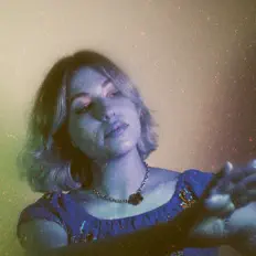 Elora सुनें, म्यूज़िक वीडियो देखें, बायो पढ़ें, दौरे की तारीखें और बहुत कुछ देखें!