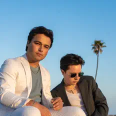 聆聽 the DRIVE、觀看音樂影片、閱讀小傳、查看巡演日期等！