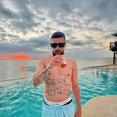 AMPHE सुनें, म्यूज़िक वीडियो देखें, बायो पढ़ें, दौरे की तारीखें और बहुत कुछ देखें!