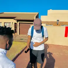 longboiiを聴いたり、ミュージックビデオを鑑賞したり、経歴やツアー日程などを確認したりしましょう！