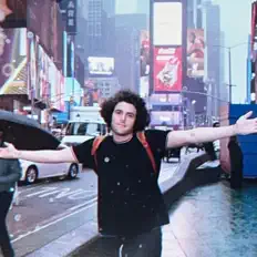 Cheeverを聴いたり、ミュージックビデオを鑑賞したり、経歴やツアー日程などを確認したりしましょう！