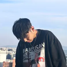 聆聽 HAT/810、觀看音樂影片、閱讀小傳、查看巡演日期等！