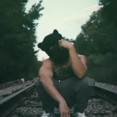 收听 Luvriot、观看音乐视频、阅读小传、查看巡演日期等 ！