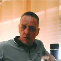 聆聽 undefined、觀看音樂影片、閱讀小傳、查看巡演日期等！