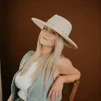 Escucha a undefined, mira videos musicales, lee su biografía, consulta las fechas de las gira y más.