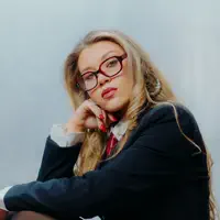 收听 undefined、观看音乐视频、阅读小传、查看巡演日期等 ！