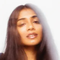 聆聽 Anusha Savi、觀看音樂影片、閱讀小傳、查看巡演日期等！