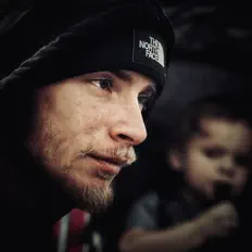 Nickotineを聴いたり、ミュージックビデオを鑑賞したり、経歴やツアー日程などを確認したりしましょう！