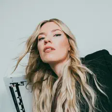 Lov3less सुनें, म्यूज़िक वीडियो देखें, बायो पढ़ें, दौरे की तारीखें और बहुत कुछ देखें!