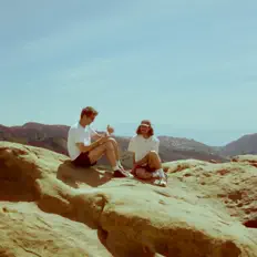 Ouve The Apartment, vê vídeos de música, lê a biografia, vê as datas da digressão e muito mais!