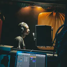 Hör dir MR.ENZO an, schau dir Musikvideos an, lies die Biografie, finde Tourdaten und mehr!