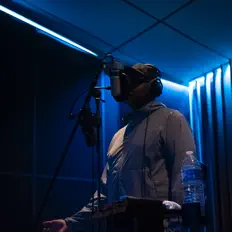 Poslechněte si interpreta Stickson, sledujte hudební videa, přečtěte si životopis, podívejte se na data turné a další informace.