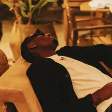 Écoutez E Day, regardez des vidéoclips, lisez la biographie, consultez les dates de tournée et plus encore !