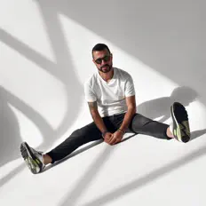 Poslechněte si interpreta Alexenn, sledujte hudební videa, přečtěte si životopis, podívejte se na data turné a další informace.