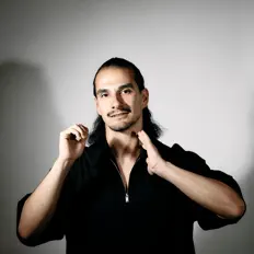 Hör dir NERE. an, schau dir Musikvideos an, lies die Biografie, finde Tourdaten und mehr!