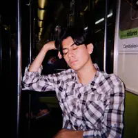 Dengarkan undefined, tonton video musik, baca bio, lihat tanggal tur & lainnya!