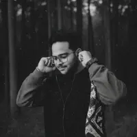 Hör dir undefined an, schau dir Musikvideos an, lies die Biografie, finde Tourdaten und mehr!