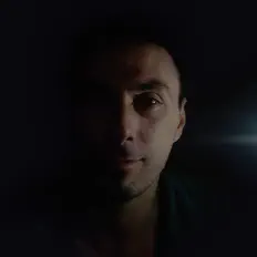 Poslechněte si interpreta Adnan, sledujte hudební videa, přečtěte si životopis, podívejte se na data turné a další informace.
