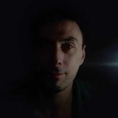 聆聽 Adnan、觀看音樂影片、閱讀小傳、查看巡演日期等！
