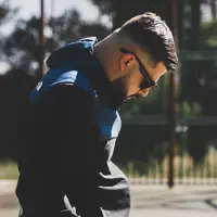 undefinedを聴いたり、ミュージックビデオを鑑賞したり、経歴やツアー日程などを確認したりしましょう！