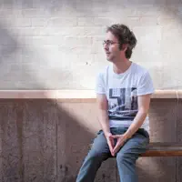 聆聽 undefined、觀看音樂影片、閱讀小傳、查看巡演日期等！