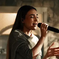 Dengarkan Esther Durán, tonton video musik, baca bio, lihat tanggal tur & lainnya!