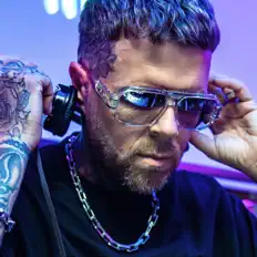 Hör dir Rue Jay an, schau dir Musikvideos an, lies die Biografie, finde Tourdaten und mehr!