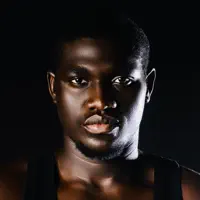 聆聽 undefined、觀看音樂影片、閱讀小傳、查看巡演日期等！