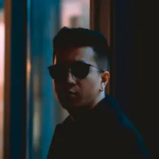 Dengarkan Derek Vo, tonton video musik, baca bio, lihat tanggal tur & lainnya!
