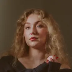 Karina Noelleを聴いたり、ミュージックビデオを鑑賞したり、経歴やツアー日程などを確認したりしましょう！