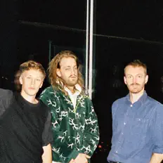 Escucha a KVR, mira videos musicales, lee su biografía, consulta las fechas de las gira y más.