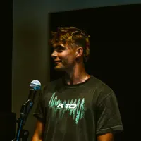 收听 undefined、观看音乐视频、阅读小传、查看巡演日期等 ！