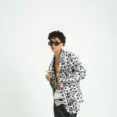 聆聽 LIL X、觀看音樂影片、閱讀小傳、查看巡演日期等！