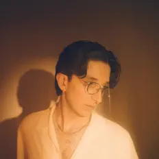 收听 Davide、观看音乐视频、阅读小传、查看巡演日期等 ！